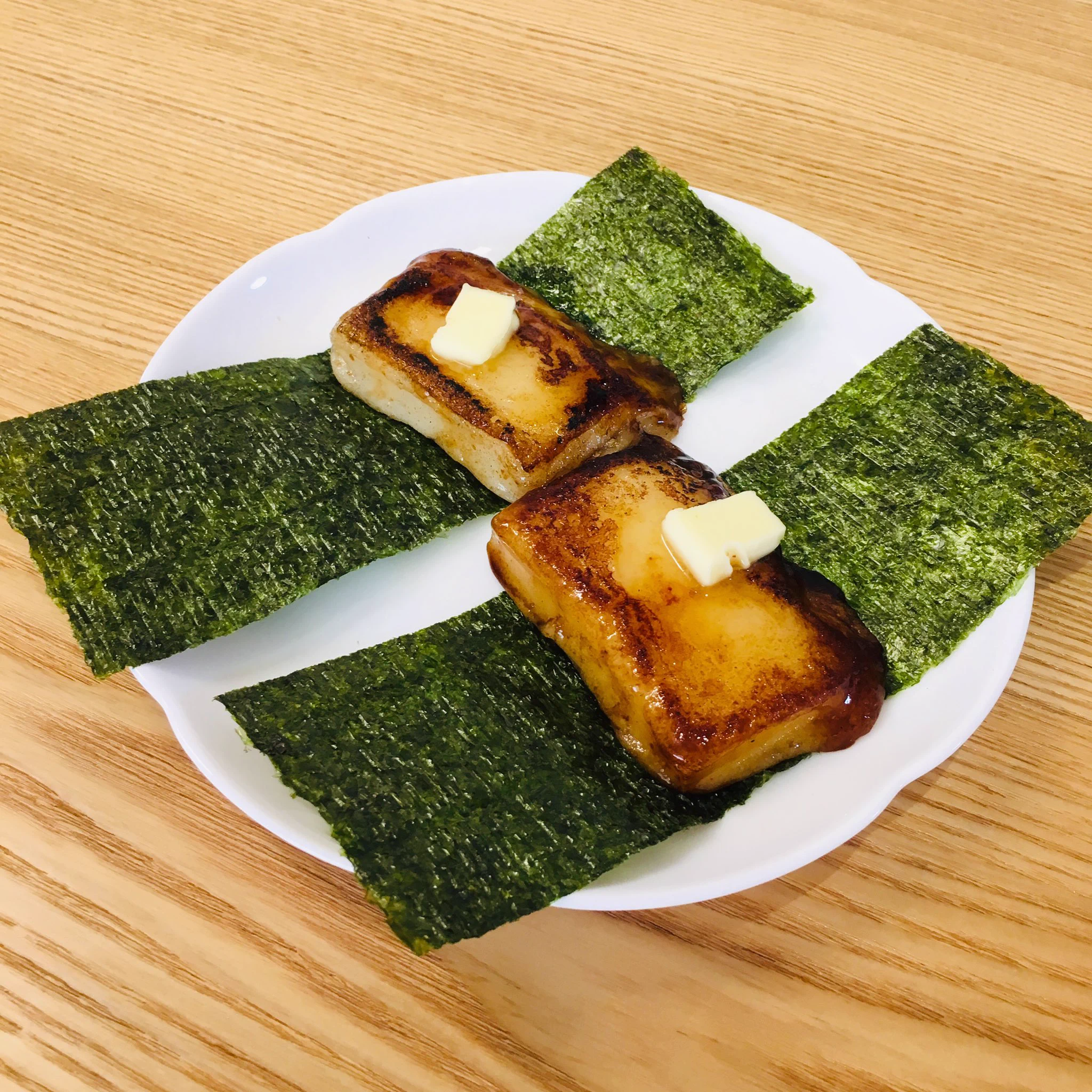 餅にめんつゆバター
海苔で巻いてみました。美味しかったです！！  