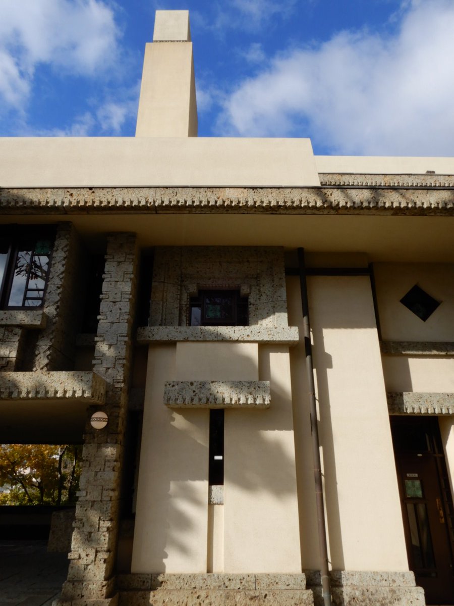 Curiositydriving ヨドコウ迎賓館 その2 ピロティーのある正面玄関に行くと幾何学な意匠で構成された外観を目にし 見学に相当な時間がかかるであろうという嬉しい期待がこみ上げてきます 館内の写真撮影 Sns等の掲載許可済みです 芦屋市