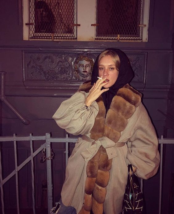 chloe sevigny cigarette I wanna be wearing this exact outfit and smoking a cig and also being chloë  sevigny