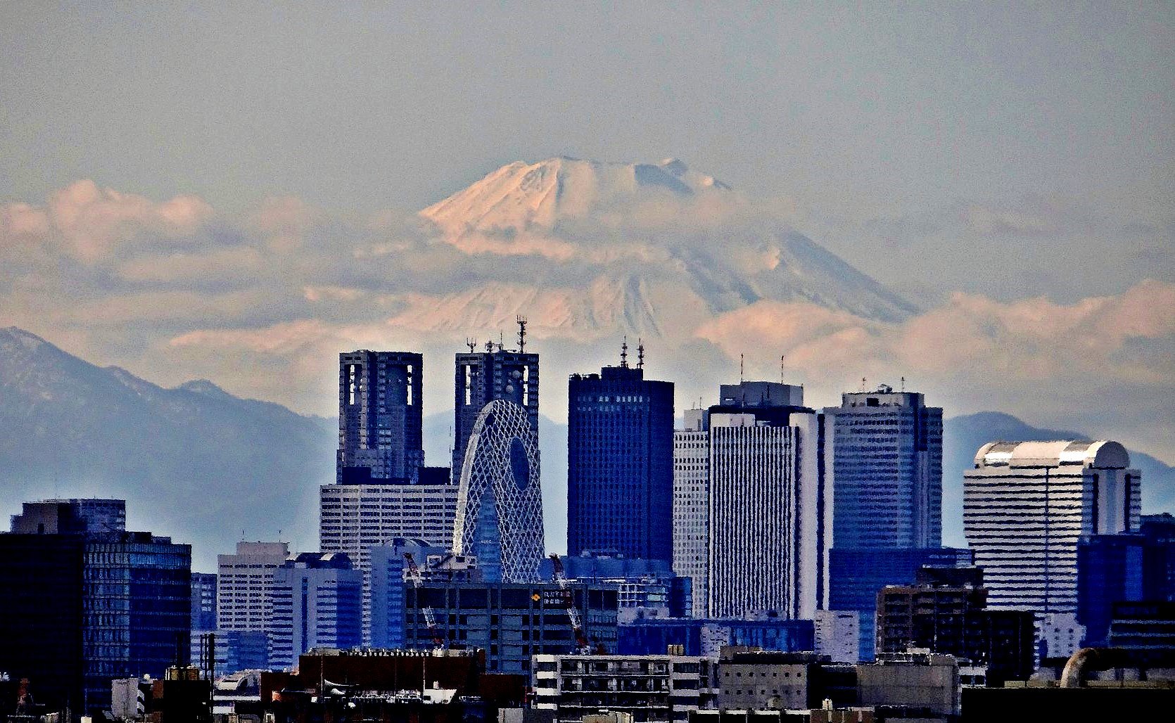 Shinya 浅草 空 富士山 新宿高層ビル 東京 年 令和2年 1月2日 新年 正月 Tokyo New Year Mount Fuji 流れる雲 東京都庁 高層ビル群 富士山 新宿 新宿高層ビル群 新宿高層ビル 新宿ビル 正月 文京シビックセンター 展望台に行くと 富士山と