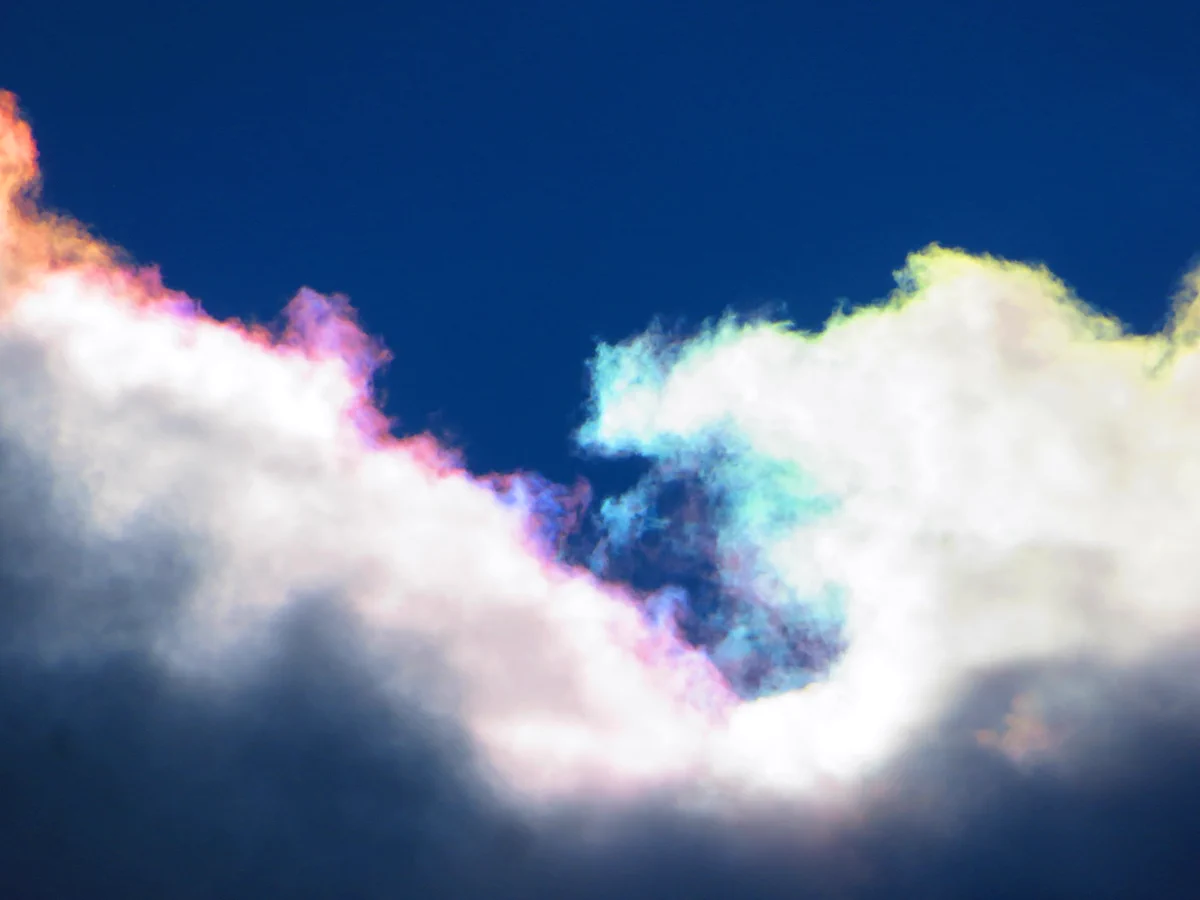 積雲のふちが、虹色の彩雲になっている画像がキレイ！