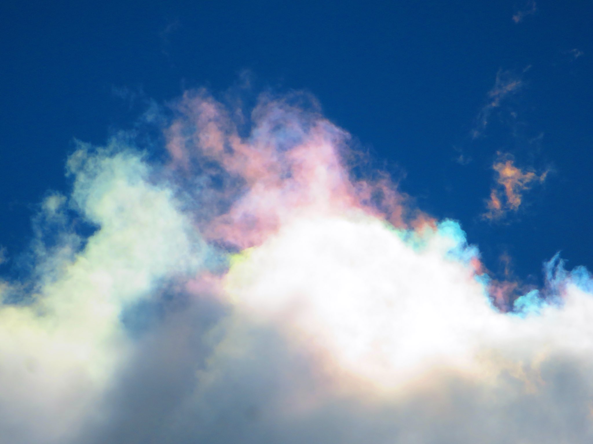 積雲のふちが 虹色の彩雲になっている画像がキレイ 話題の画像プラス