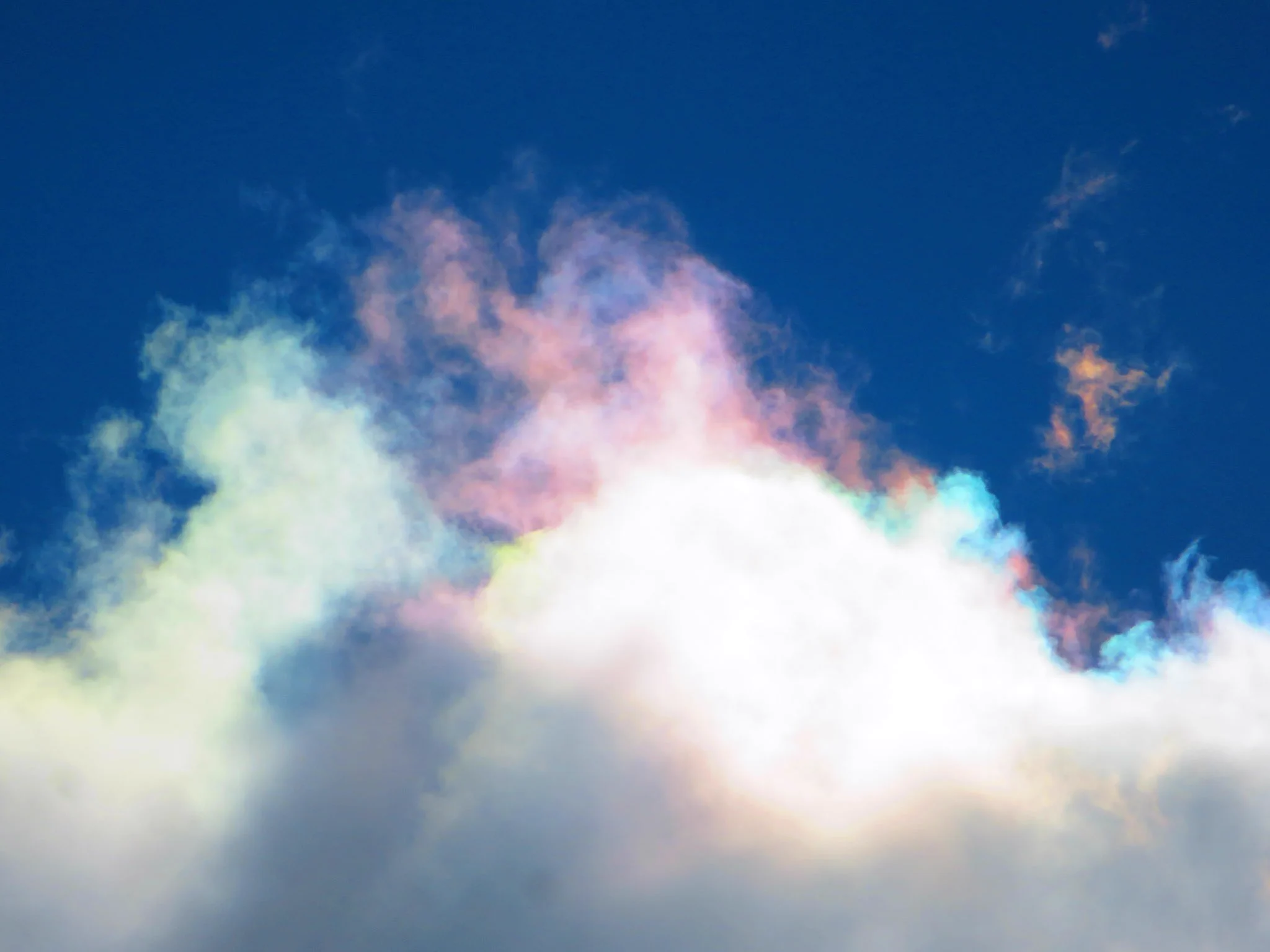積雲のふちが、虹色の彩雲になっている画像がキレイ！