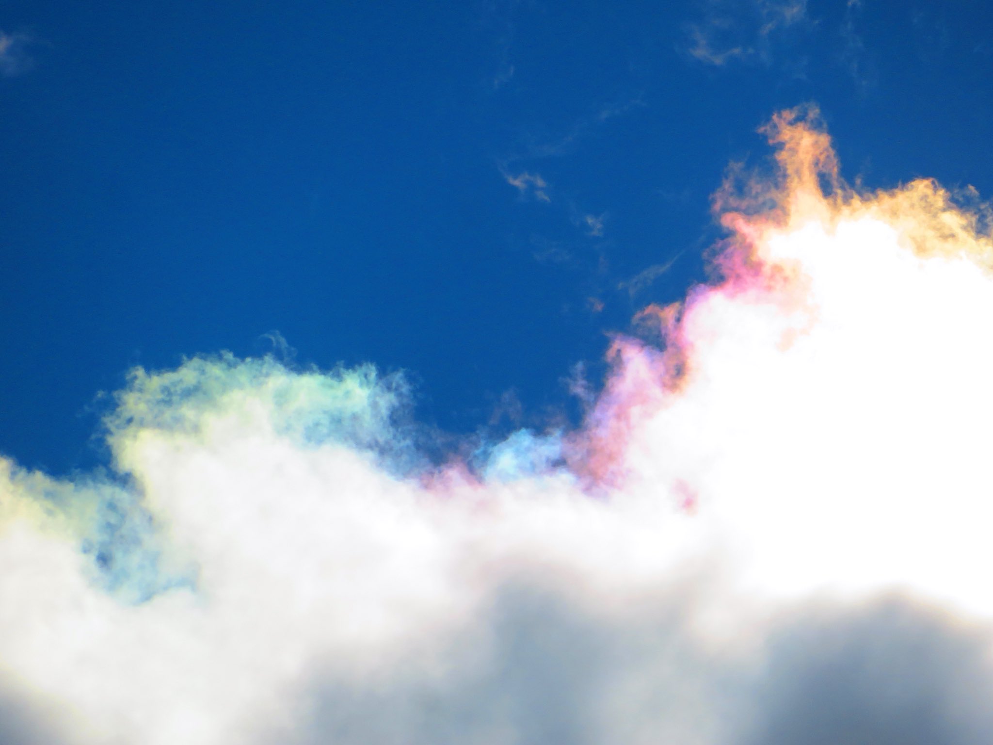 積雲のふちが 虹色の彩雲になっている画像がキレイ 話題の画像プラス