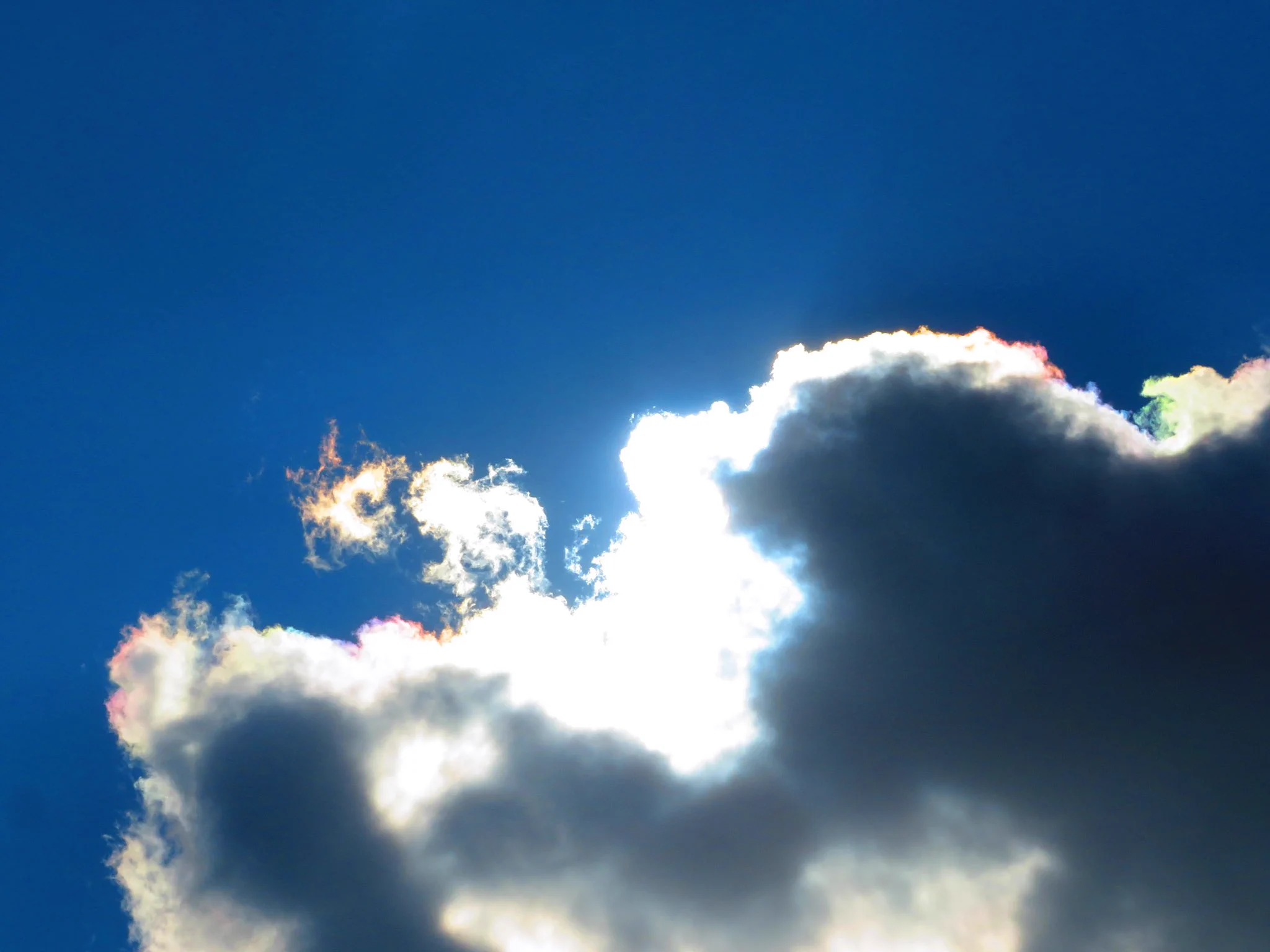 積雲のふちが、虹色の彩雲になっている画像がキレイ！