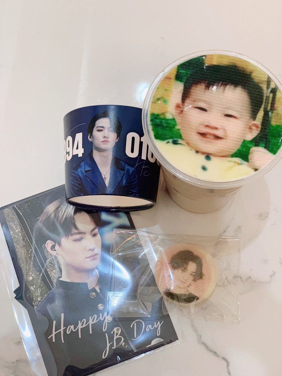 카페 띠그레 블랑코 Cafe Tigre Blanco

아까워서 어떻게 먹어요😭
먹을 때마다 재범이가 작아지는 거 같아요😭
그래도 너무 예쁘고 자꾸 갖고 싶고♥

#GOT7 

⁠ #갓세븐⁠ #JB #재범
#우린지금뽐스데이 
#IThinkILoveJBDay
<a href="/indepth_JB/">in depth</a>