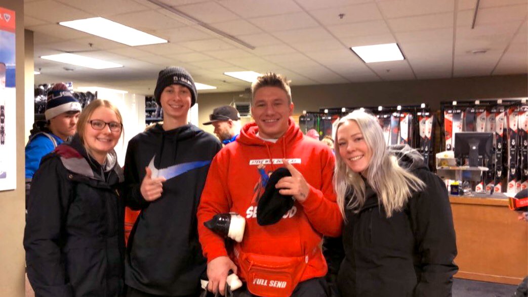 kassyrayne's tweet photo. Met SteveWillDoIt on xmas vacay - honestly nothing better🤩🏂 https://t.co/TKMUhuLeAe