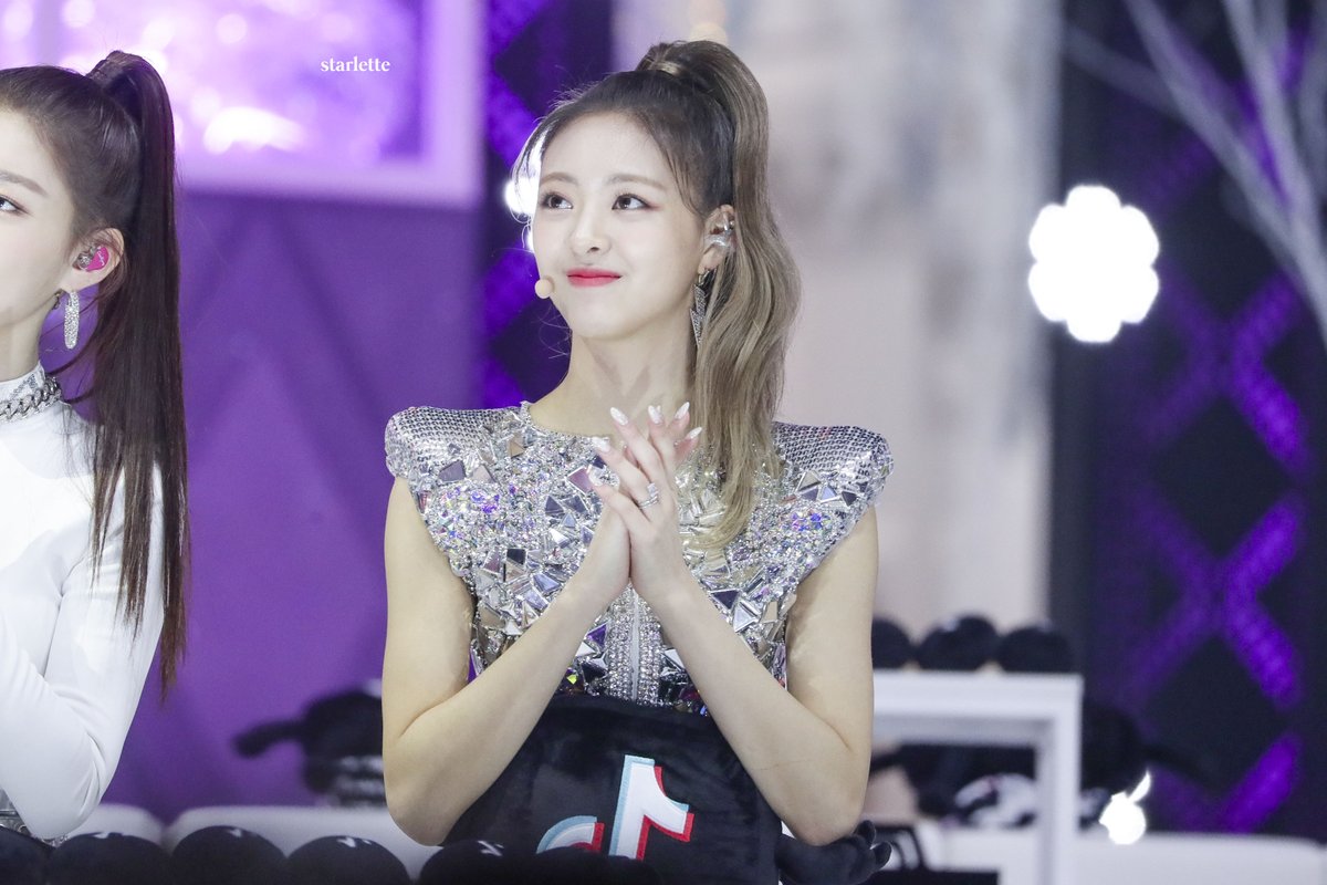 starlette_yn's tweet photo. 200104 GDA  
#YUNA #유나 #ITZY #있지 https://t.co/qqs8HTx9TH