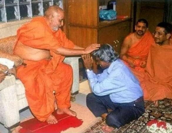 kadwasach92's tweet photo. बंदा था इस्लाम का... 
कभी ना ऐंठा करता था..
जब भी चाहा संतो के....
चरणो में बैठा करता था....
ऐसे थे कलाम हमारे....🙏🙏 https://t.co/pk2QcUPcRW