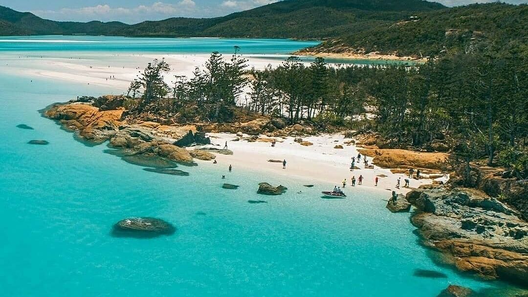 gbrmarinepark's tweet photo. When enjoying the many different activities and experiences on the Great Barrier Reef, it is important to enjoy them in a responsible and 'reef friendly' way. Please avoid feeding the fish. For more #BeReefSmart tips visit: https://t.co/AIBUm2ozK1
#envoysail #GreatBarrierReef https://t.co/KWbqK3To5g