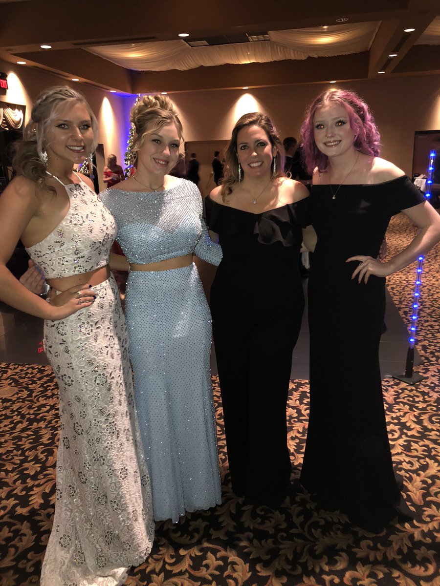 MrsWieclaw's tweet image. Senior class officers at winter formal @2020ClassEFHS