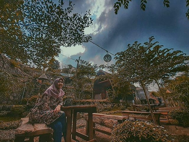 Pemalangan's tweet photo. Semoga bisa bertemu hujan, 
Hujan yang kurindukan, 
Rindu yang kuinginkan, 
Adalah sebuah pertemuan, 
Bukan telponan, 😁😁😁
.
.
Sing dipoto @fitroh_aini13 .📷📷 @rozikin.nf
.
. .📍Lok. Cafe Pikaco, wangkelang, moga, Pemalang Jawa tengah. .
.
.
#cafepi… https://t.co/6t7fz3ZEsP https://t.co/FifG5YXu55