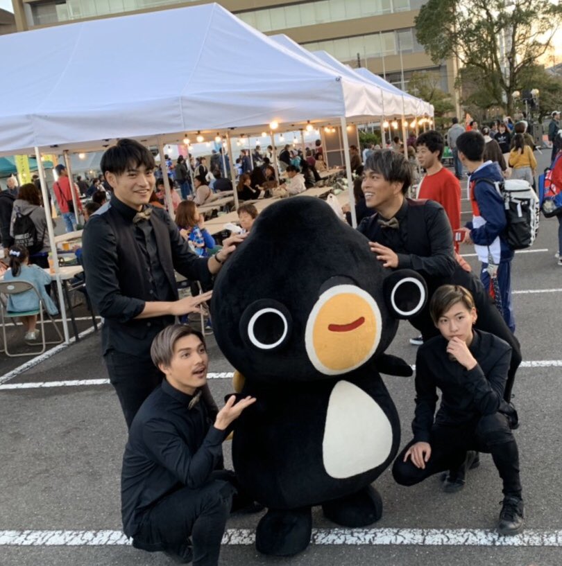 t_mo12yu25_y's tweet photo. 昨日のボーイズパニックの追いツイしながら、KOの諫早、長崎でのライブを思い出してます♪好き過ぎて緊張のあまり物販に並べず、家政婦は見たのような感じで遠くからメンバーを眺めた私(笑)で、その後ネットで購入したCD&DVD!これからも応援してます(≧◡≦)#10jinactor https://t.co/bjs45qZZf3