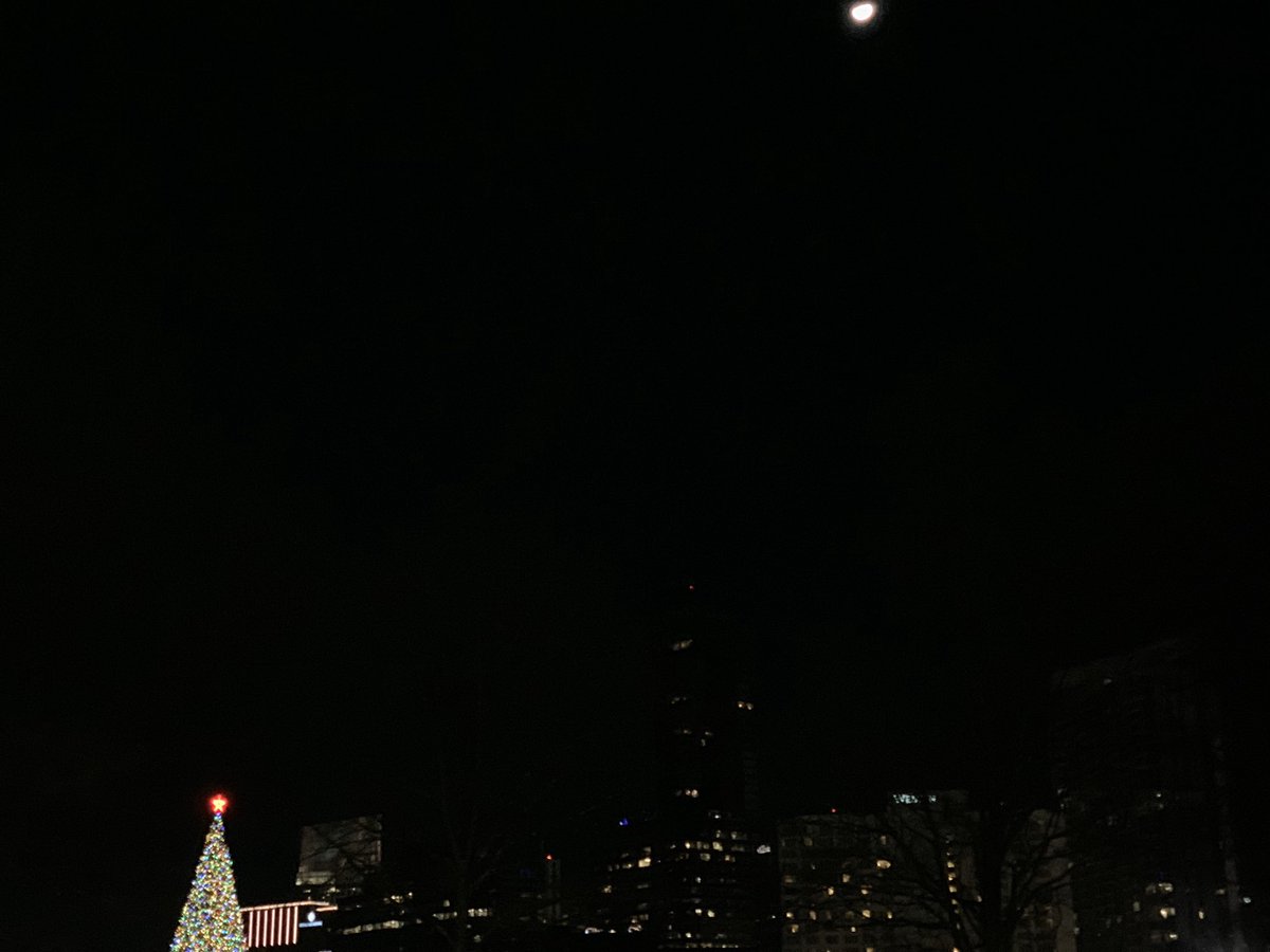 mckayWSB's tweet image. Moon over @Macys #greattree @LenoxSqMall. Holding onto the holidays! #smilinweekendcam