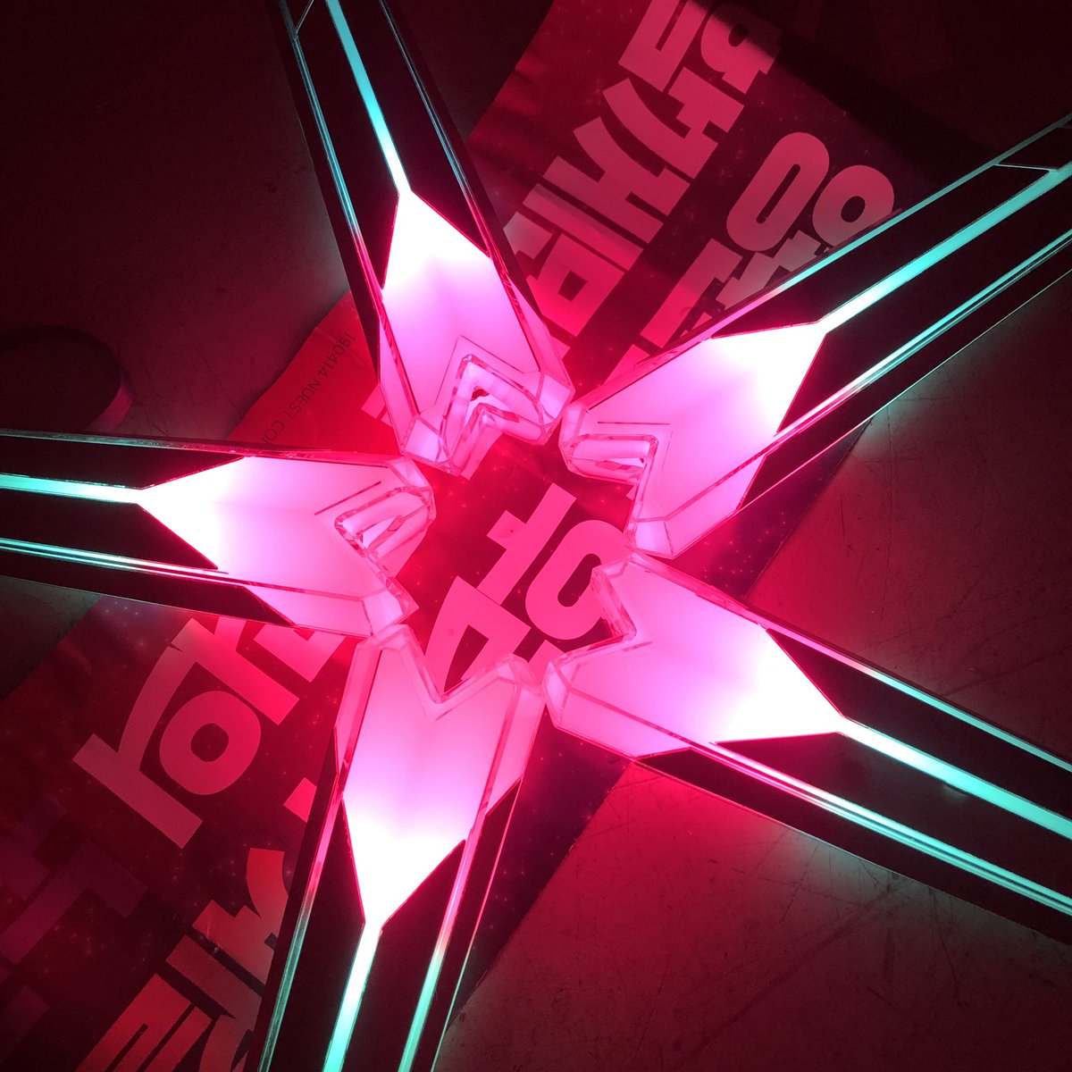 No On Twitter Female Idol Group That Really Loved A Male Idol S Lightstick Gfriend Nuest They Were At The 2019 Pepsi Concert And Were Amazed At How Pretty Nuest S Lightsticks Are