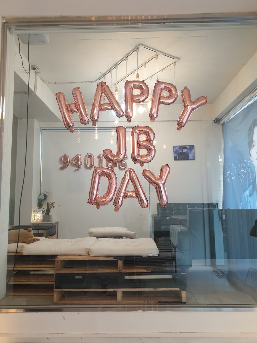 오늘은 <a href="/indepth_JB/">in depth</a>의 카페이벤트에 갔어요 ~~ 진짜 대박예요 💚😭 이 커피를 어떻게 마실 수 있어요 ㅠㅠ 너무 예뻤어요 💚😭 고마워요 😌💚 

#HAPPY_JB_DAY