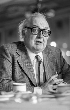 Peine01's tweet image. „Die Herrschenden müssen bewacht werden, nicht die Beherrschten.“
Guten Morgen mit Friedrich Dürrenmatt 
Geb. am 5. Januar  1921