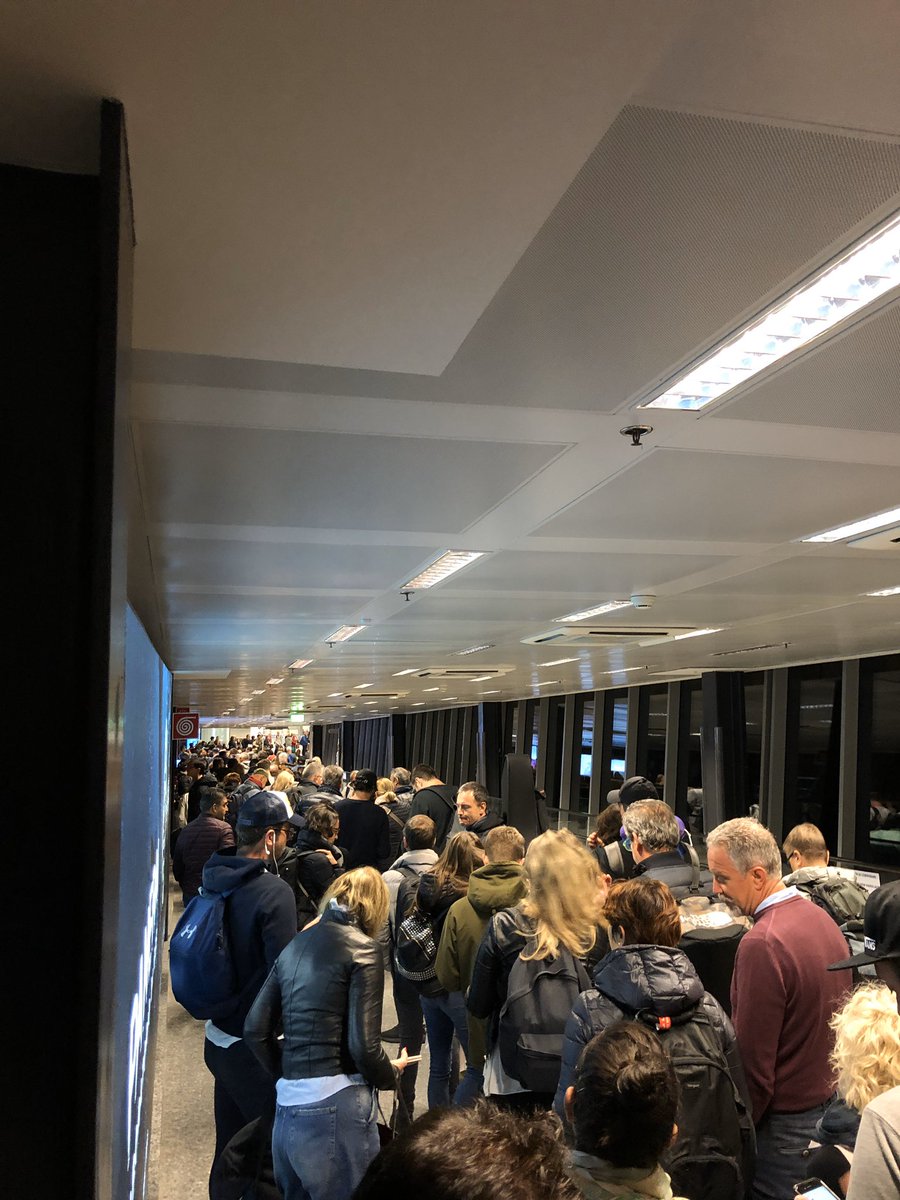 zuc_g's tweet photo. Complimenti a @MiAirports per l’ottima gestione dei flussi a Malpensa. Andata il 27/12: 1h45 per controllo passaporti. Ora al rientro siamo a 40 and still counting. Male male. #malpensa #seamilano https://t.co/BHytfOS6lP