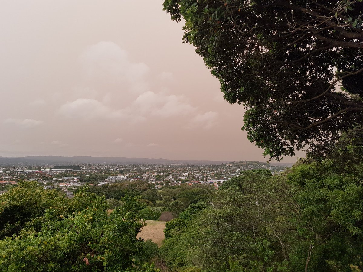 crimsonmelt's tweet photo. I've come to Auckland, New Zealand. The clouds are slightly orange. Apparently it's from the bush fires hundreds of miles away in Australia. https://t.co/C1vFTzerMm