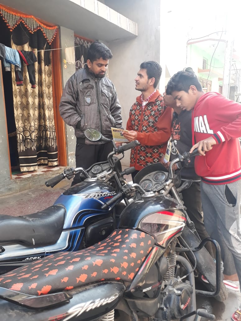 vipul_galande's tweet photo. #CAA के समर्थन में भागीरथपुरा में 
*तिरंगा यात्रा*और सामूहिक राष्ट्रगान के लिए जनसंर्पक किया और अधिक से अधिक लोगो को 12 जनवरी दोपहर 2 बजे आने के लिए कहा।
सभी इंदौर के राष्ट्रभक्त तैयार रहें।
आकाश विजयवर्गीय वि.क्षे.क्र-3
#IndiaSupportsCAA_NRC_NPR https://t.co/bEpNack2o8