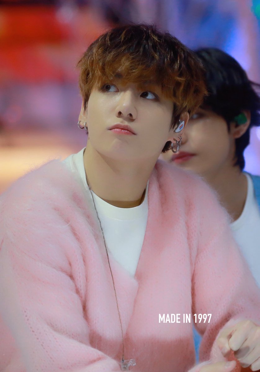 madein1997_jk's tweet photo. 200105 GDA #정국 #BTS #JUNGKOOK @BTS_twt 오늘 핑크 토끼 뽀숑뽀숑해ㅠㅠ https://t.co/qSIAMFPuQk