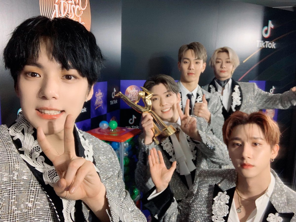 Joohoney_Spain's tweet photo. @OfficialMonstaX [TRAD 050120]

[#MONSTA_X]
050120 #몬스타엑스
📌34 ceremonia #GoldenDiscAwards
⭐#GoldenDisc Bonsang al mejor álbum

#Monbebe gracias por el premio!
En 2020 vamos a ser un Monsta X que recompensará tu amor❤️

#MONSTAX #틱톡 #TikTok
#MONSTAX_GDA
#goldendiscawards 
#askgoldendisc https://t.co/orSBL7A3S3