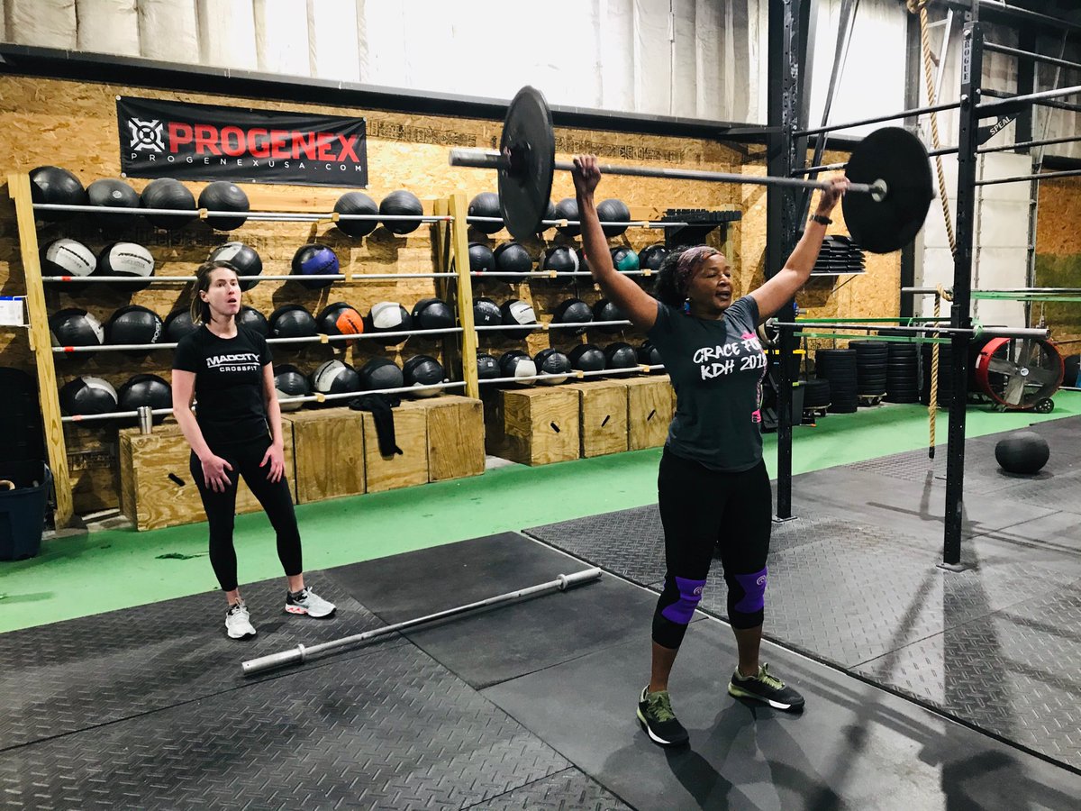 CrossFit Partner wod w/Katie
30- dball over bar 
40- hpsn 
50- sdlhp 
60- fr lunge
*split reps any way