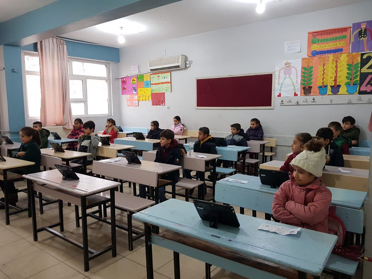 İlçemizde ilk defa yapılan <a href="/kiziltepebilsem/">Kızıltepe Bilim ve Sanat Merkezi</a> öğrenci grup tanılama sürecinde tablet uygulama sınavının ilk oturumu öğrencilerimizin yoğun katılımıyla gerçekleştirildi.
#KızıltepeEğitimÇalıştayı 
<a href="/tcmeb/">Millî Eğitim Bakanlığı</a> 
<a href="/ziyaselcuk/">Ziya Selçuk</a> 
<a href="/MustafaYMN/">Mustafa Yaman</a> 
<a href="/sehmus_sumer/">Şehmus Sumer</a> 
<a href="/huseyincam84/">Hüseyin Çam</a> 
<a href="/AhmetAslan_47/">Ahmet ASLAN</a>