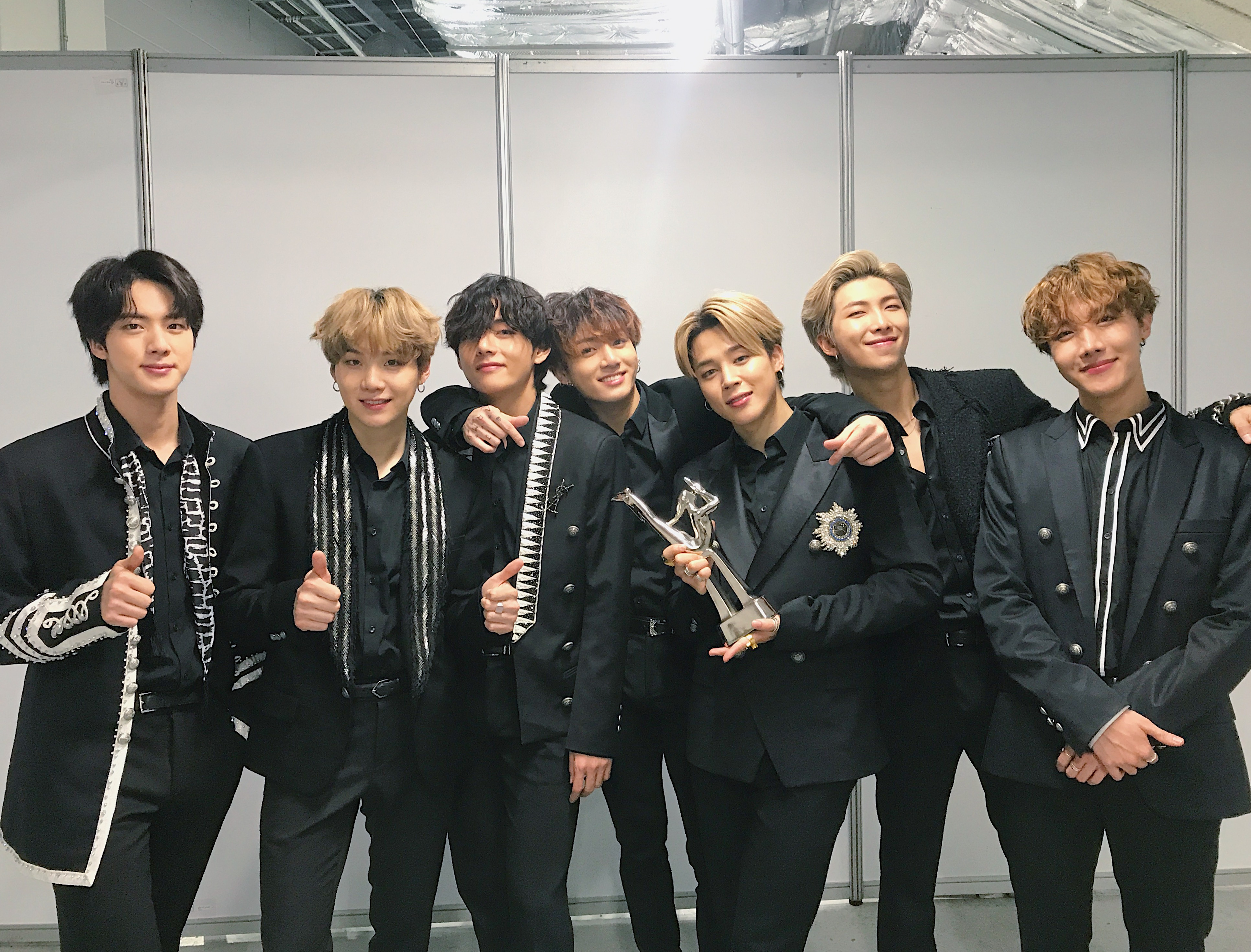 BTS Menang Daesang untuk Best Physical Album (Album of The Year) di Golden Disc Awards (GDA) ke-34 Hari Kedua, Cetak Sejarah Baru!