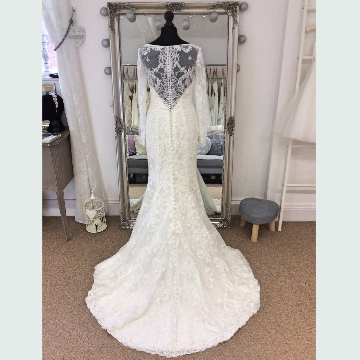 bridalrelovedLe's tweet photo. ~ Looking good at the back ~

With its stunning lace details, fitted shape and illusion back, this dress has the total WOW factor and is in the boutique for just HALF the 🏷 price!

#sleevesunday #bridalreloved #leicester #weddingdresses #samplegowns #bridalshop #bridetobe https://t.co/6brIxQcML4