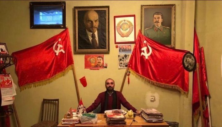 Sevgili troller, bu fotoğraf geçen yıl Tiflis’te Gürcistan Komünist Partisi’ne ait olan Stalin’in yeraltı matbaası müzesinde çekildi. Zaten instagram sayfamda paylaştığım bir hatıra bu. Gorbaçov’dan sonra SSCB’nin başkanı olmak sükseli olabilirdi. Ama maalesef durum bu.😎