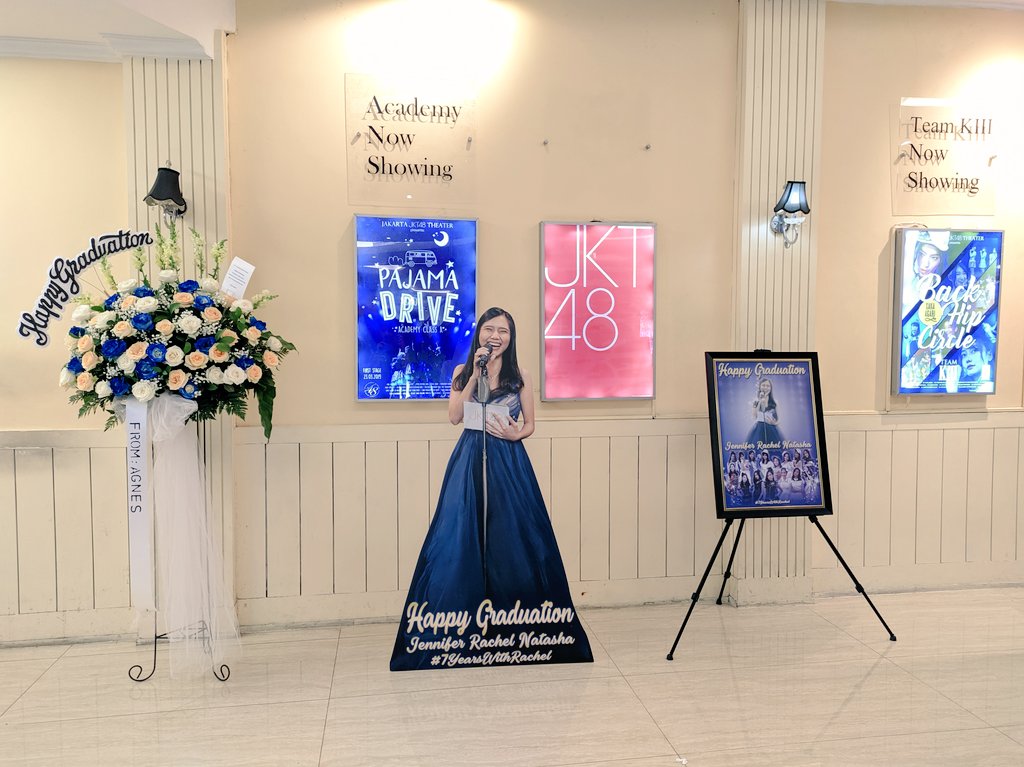 little_nandya's tweet photo. Ada di depan theater.
Yang kalau senyum matanya hilang.
Yang punya senyum banyak rasa.
#SolsticeRachel
#7YearsWithRachel
#RchbrgRchl https://t.co/cdaMRADsr7