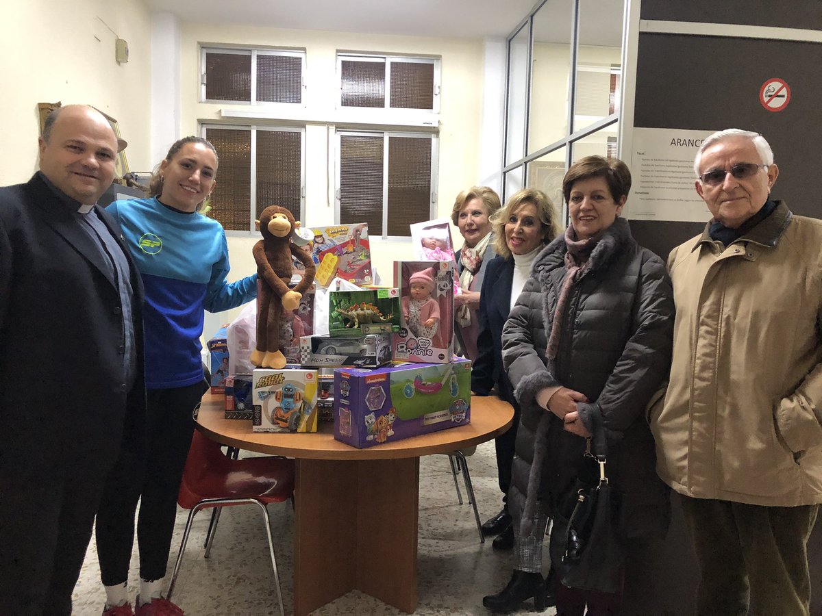 PorterosSara's tweet photo. Gracias a todos por vuestra generosidad. Hemos podido ayudar a los Reyes Magos 👑 dejándole los juguetes 🧸 en Protección Civil Gibraleón y Cáritas Huelva para que lleguen a todos los hogares 🏡 y niñ@s 🧒��🦰. Nuestra presidenta @sara1serrat , hizo entrega de los juguetes👏🏽 https://t.co/YQvLt6FTFS
