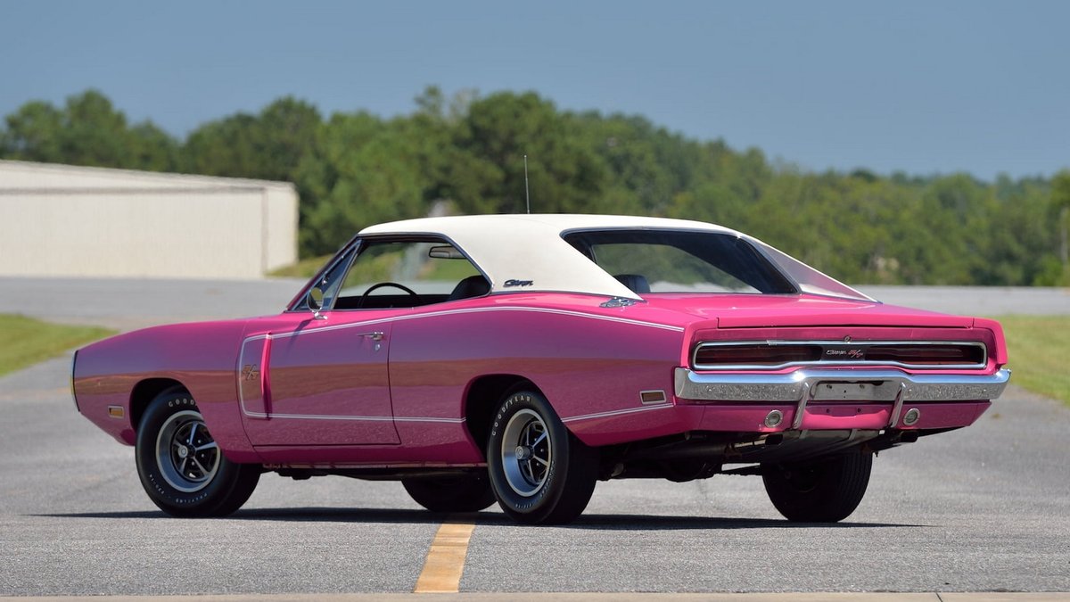 AutomovilMex's tweet photo. Este #Dodge #ChargerRT '70 será subastado por #Mecum en Florida. Su color original #PantherPinklo hace un coche sumamente raro (solo 2 R/Ts '70 existen en ese color), y además porta el motor #440SixPack, Su estimación supera los usd $250,000. #ClásicosAP
@DodgeMX @MoparMexico https://t.co/ysjMm1TpMD