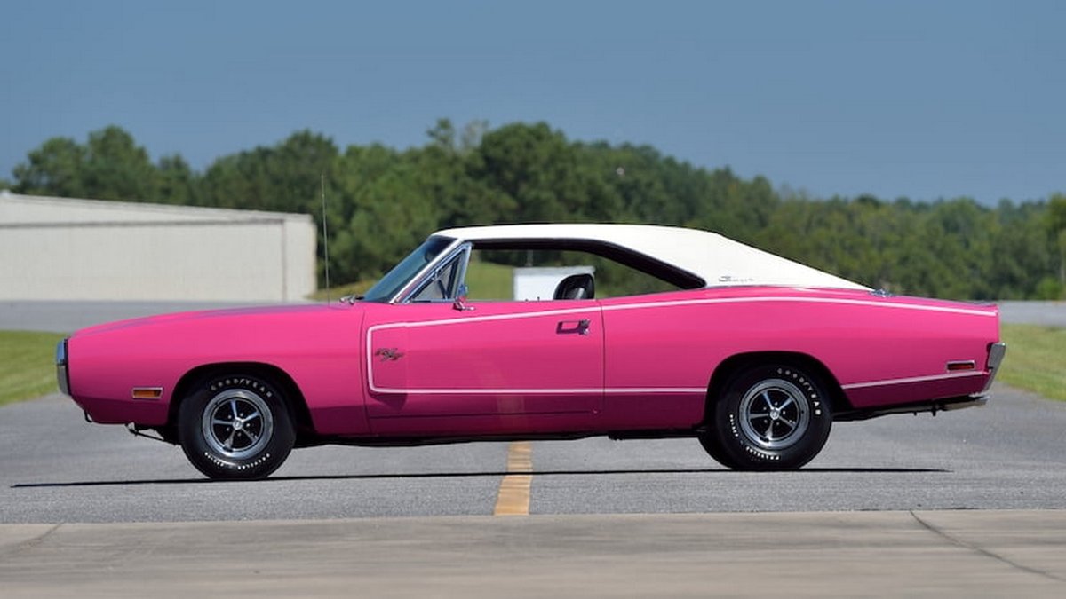 AutomovilMex's tweet photo. Este #Dodge #ChargerRT '70 será subastado por #Mecum en Florida. Su color original #PantherPinklo hace un coche sumamente raro (solo 2 R/Ts '70 existen en ese color), y además porta el motor #440SixPack, Su estimación supera los usd $250,000. #ClásicosAP
@DodgeMX @MoparMexico https://t.co/ysjMm1TpMD