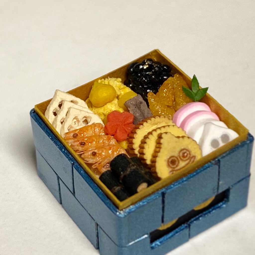 choco2hisano's tweet photo. で、で、で、できたー✨
#DQウォーク の #伝説のおせち ♪
ゲームの中じゃなかなか手に入らないので作ってみました！
大満足‼️

#ミニチュア
#ドールハウス 
#chocochocoミニチュア https://t.co/fhchDGG2aO