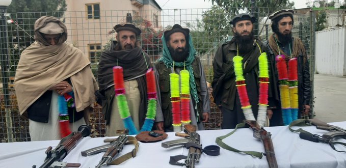 Afghan4Media's tweet photo. په کنړولایت کی شپږ تنه داعش جنګیالی وافغان ځواکونوته تسلیم شول. د 201 قول اردو2 لوا په مشرۍ افغان ځواکونو د داعش جنګیالیو پټنځایونو لمنځه وړلو ته دوام ورکوي او داعش جنګیالی مجبوره کیږی چی وافغان ځواکونو ته تسلیم شی

#DaeshSurrender #TalibanDefeat #AlFathFailed #Kunar #Afghanistan https://t.co/8an5nhvEpE