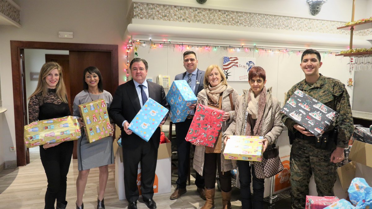 USembassyMadrid's tweet photo. Emb. Buchan: Me gustaría que todos los niños en España puedan disfrutar de algún regalo en estas fechas. Hemos colaborado con @CaritasMadrid y @syndrom5p para hacer llegar juguetes a niños de educación especial y con enfermedades raras. ¡Felices Reyes a todos! #ReyesMagos https://t.co/7KxqguZxSE