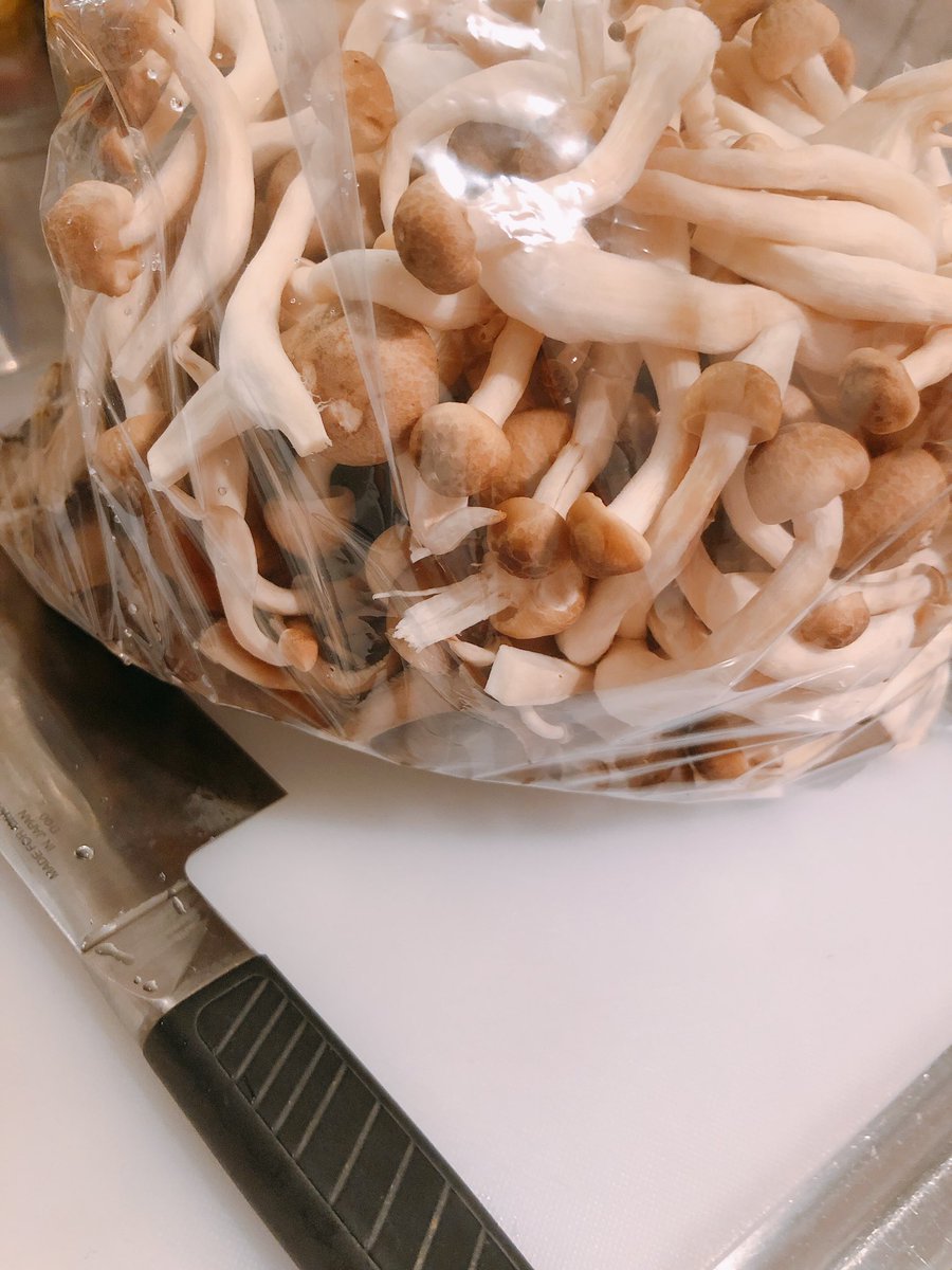 めんどくさい自炊を手助けしてくれる!
きのこ貯菌?

スーパーで安売りしているきのこがあれば買い置き→料理で使いやすいようにほぐしてふくろにまとめる→冷凍庫へ!

いろんなおかずのプラスαにも!汁物に入れたり和物にも!
手軽に低糖質、食物繊維!

#ダイエット飯
#ダイエットのモチベーション 