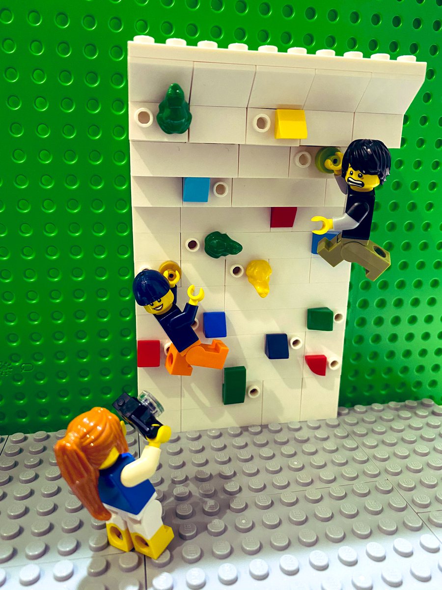 ミスターぽぽ Sur Twitter また寝てる間に作品が出来上がってた 今回はボルダリング 色使いがレゴっぽくてすごいかわいい よーく見るとカエル居るw Lego レゴ かわいいレゴ