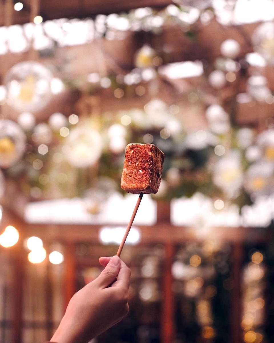 Winter calls for our signature Frozen S'more! It has a Tahitian vanilla ice cream center surrounded by chocolate wafer crisps, covered in fluffy honey marshmallow and torched to order, served on a smoked willow wood branch. (#Repost 📸 @f.o.v_) #DABLondon #FrozenSmore