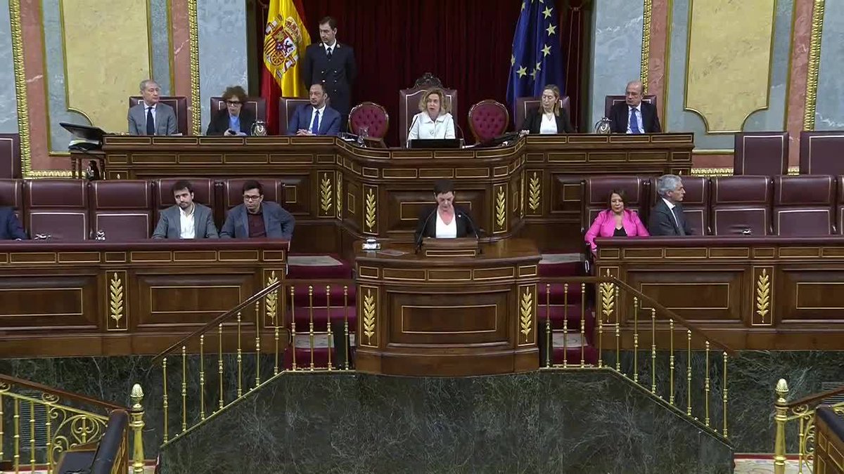 A3Noticias's tweet photo. El hijo de Adolso Súarez, Adolfo Suárez Illana ,da la espalda a la portavoz de Bildu, Mertxe Aizpurua 

#InvestiduraA3N
 https://t.co/L9JDdT7EkN https://t.co/7uELLFVf6U