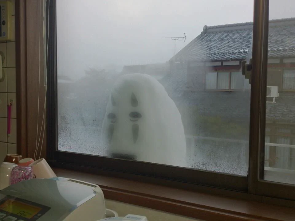 「朝起きたら窓から何か覗いている…⁉」衝撃の画像がこちらｗｗｗ