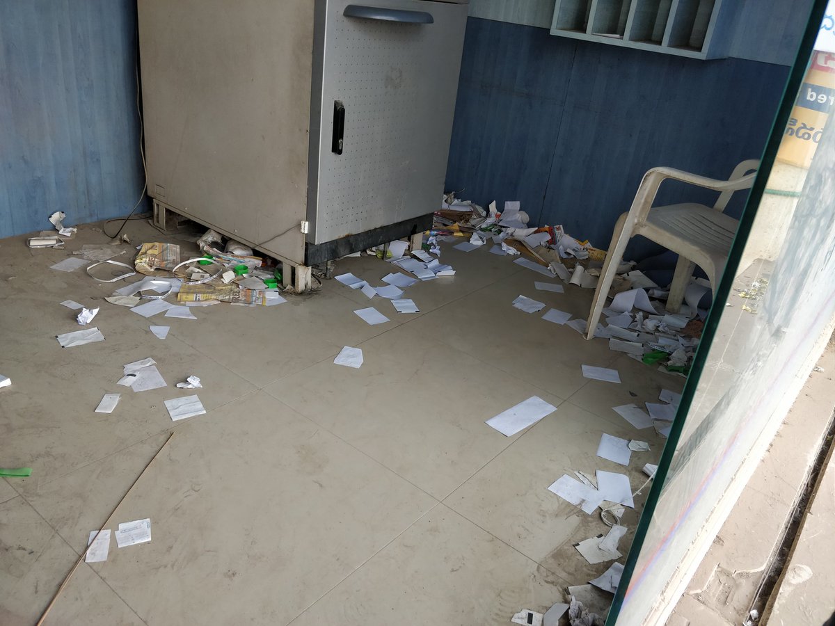 SheikhFazal75's tweet photo. @bank_andhra 
Andhra Bank ATM looks like dustbin.
Location saket road, kapra.
Next to appolo pharmacy https://t.co/xut7SsO7cq