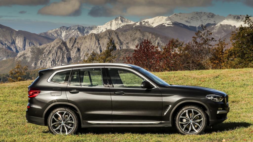 Conquer high peaks with an even more striking dynamic design.
The #BMW X3.

#TheX3