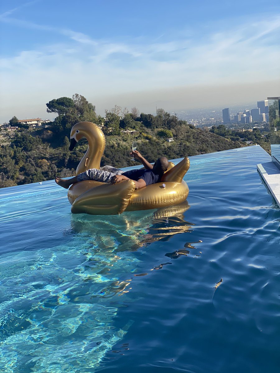khayadlanga's tweet photo. Got on the golden swan without a single drop on me. The swan started floating towards the edge and I could my life flash before myself. Needless to say, I jumped out of that floating swan so quick as evidenced by frame 3 &amp; 4. https://t.co/6yyvZgWiMw