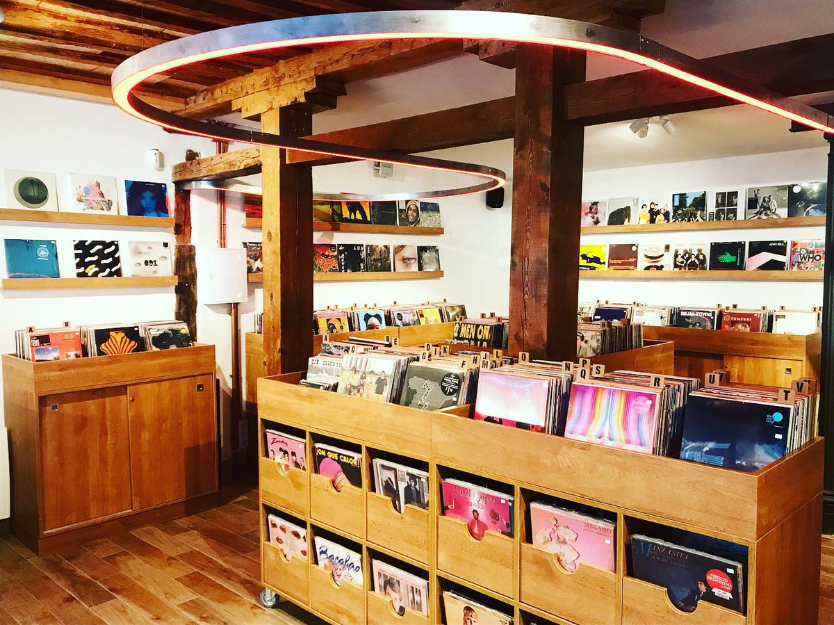 MadridAndMusic's tweet image. #FelizDomingo . Si algún #ReyMago Musical esta buscando un detalle en formato de vinilo os recomendamos un paseo por @MariliansR en la  C/ Noviciado 9 . #Vinilo #TiendaDeDisco #RegalaVinilos