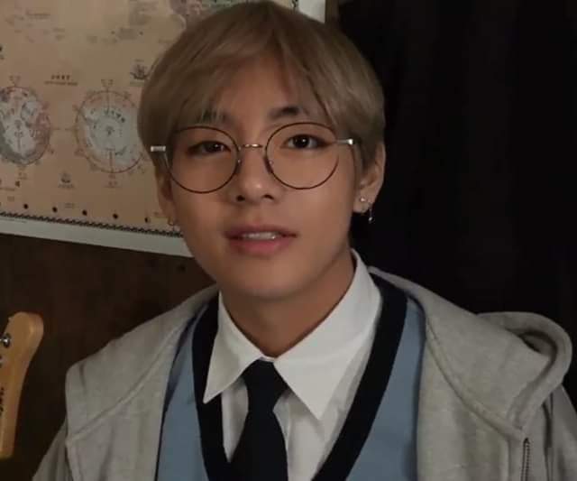 God10306939's tweet photo. 《Au taekook》
Donde el artista favorito de taehyung era el idol jungkook el top del momento, ¿qué pasará cuando taehyung pierda su boleto y no haya nadie que lo ayude? https://t.co/Vlmmzo38CM