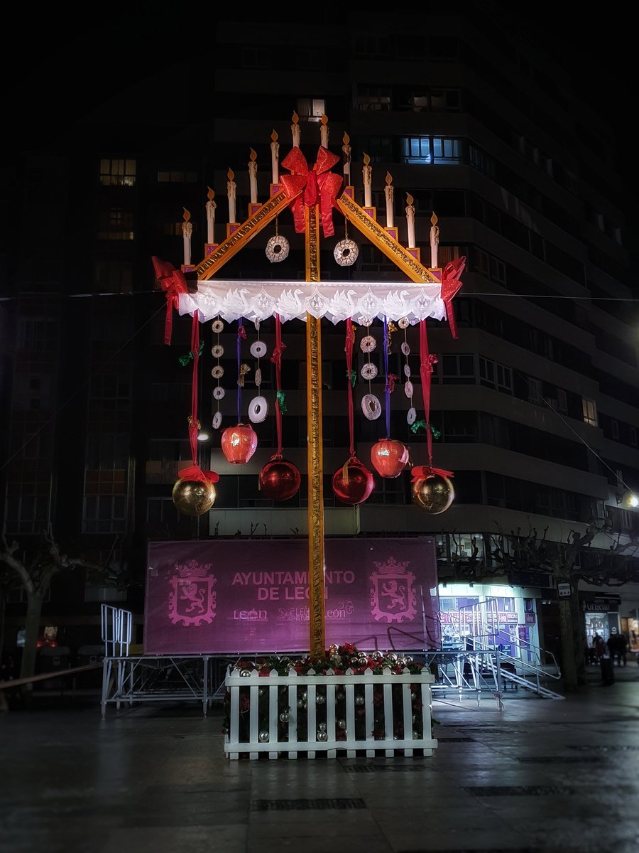 #FelizDomingo a todos. Nosotros pasaremos el Día de Reyes en León. ¿Y vosotros, dónde cerrais estas fiestas? Os leemos 🙂 
Y os animamos a usar el hagstah #sientecyl 📸
1° Foto: Catedral de León.
2° Foto: Plza de las Palomas / San Marcelo.
3°Foto: Ramo Leonés -Plza de las Cortes.