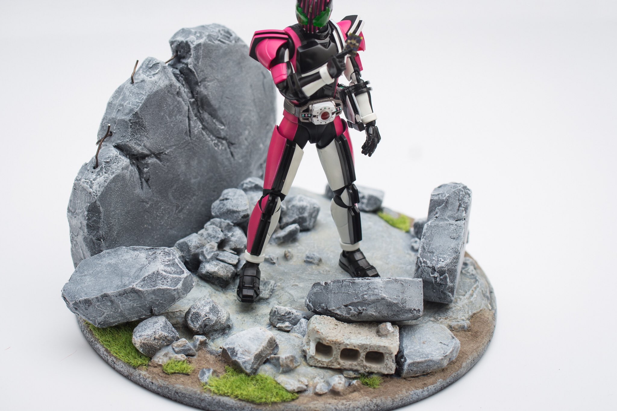 Sion 仮面ライダーディケイド用のディスプレイジオラマを制作しました ベースは1 12フィギュアだったら何でも合うのですが オーロラカーテンっぽいエフェクトを付けることでディケイドっぽく ダイソーのa4の透明下敷きを塗装しただけのお手軽アイテム